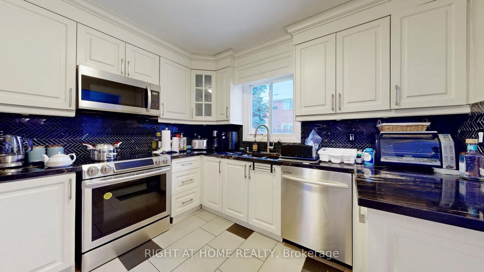 Detached House for sale at 86 Weldrick Road, Richmond Hill, Ontario, L4C 8T7 - Harding - MLS: N12808066