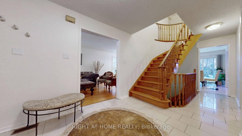 86 Weldrick Rd E, Richmond Hill, L4C 8T7 | Image 2
