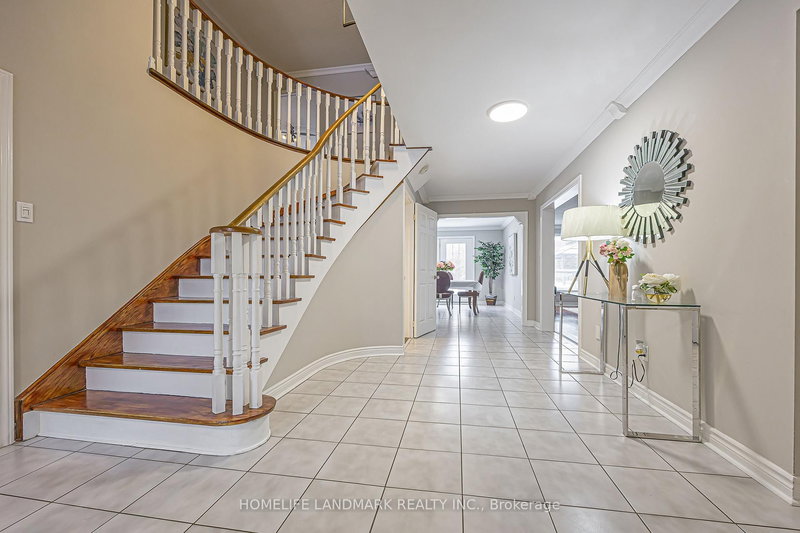 246 Jelley Ave, Newmarket, L3X 1S6 | Image 2
