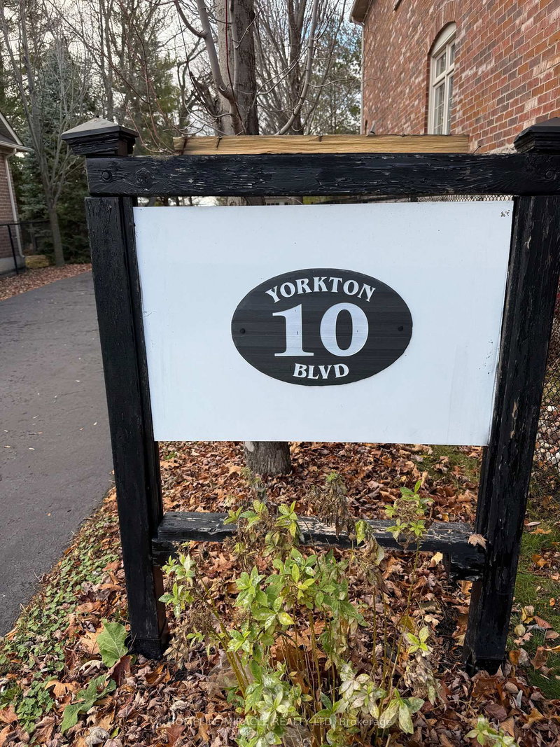 10 Yorkton Blvd, Markham, L6C 0J9 | Image 2