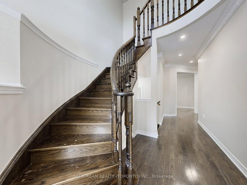 224 Aspenwood Dr, Newmarket, L3X 3L1 | Image 3