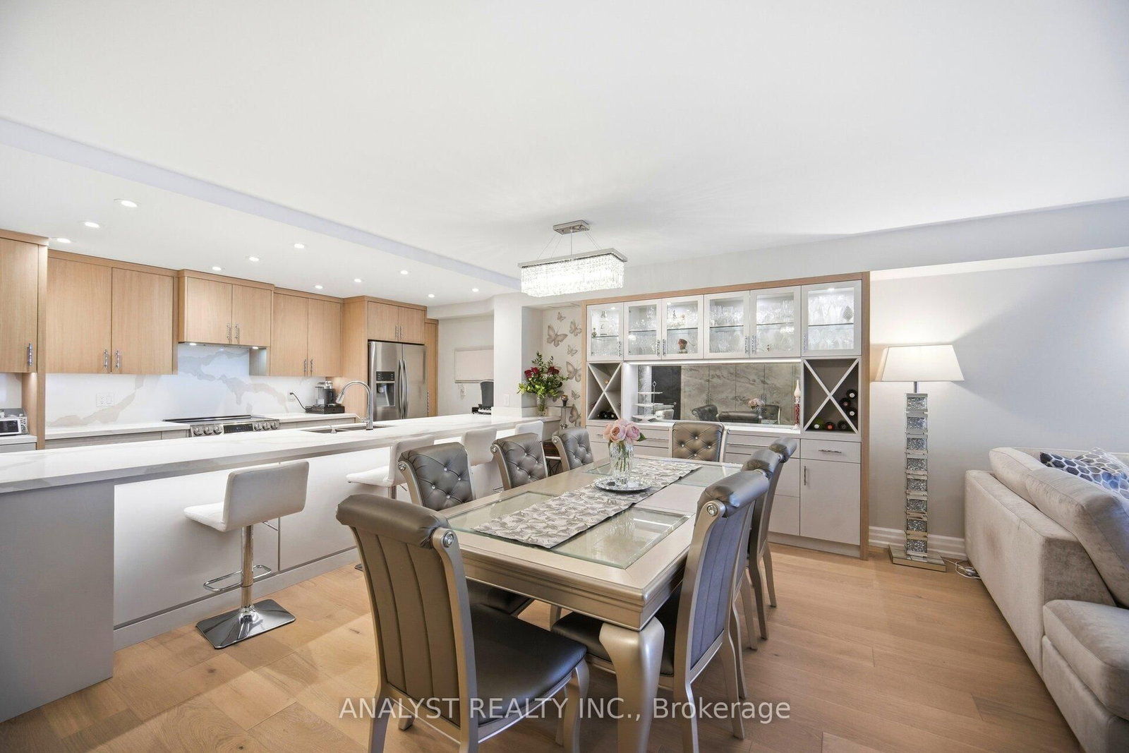 Condo sold at 216-121 Woodbridge Avenue, Vaughan, Ontario, L4L 2S6 - West Woodbridge - MLS: N12812878