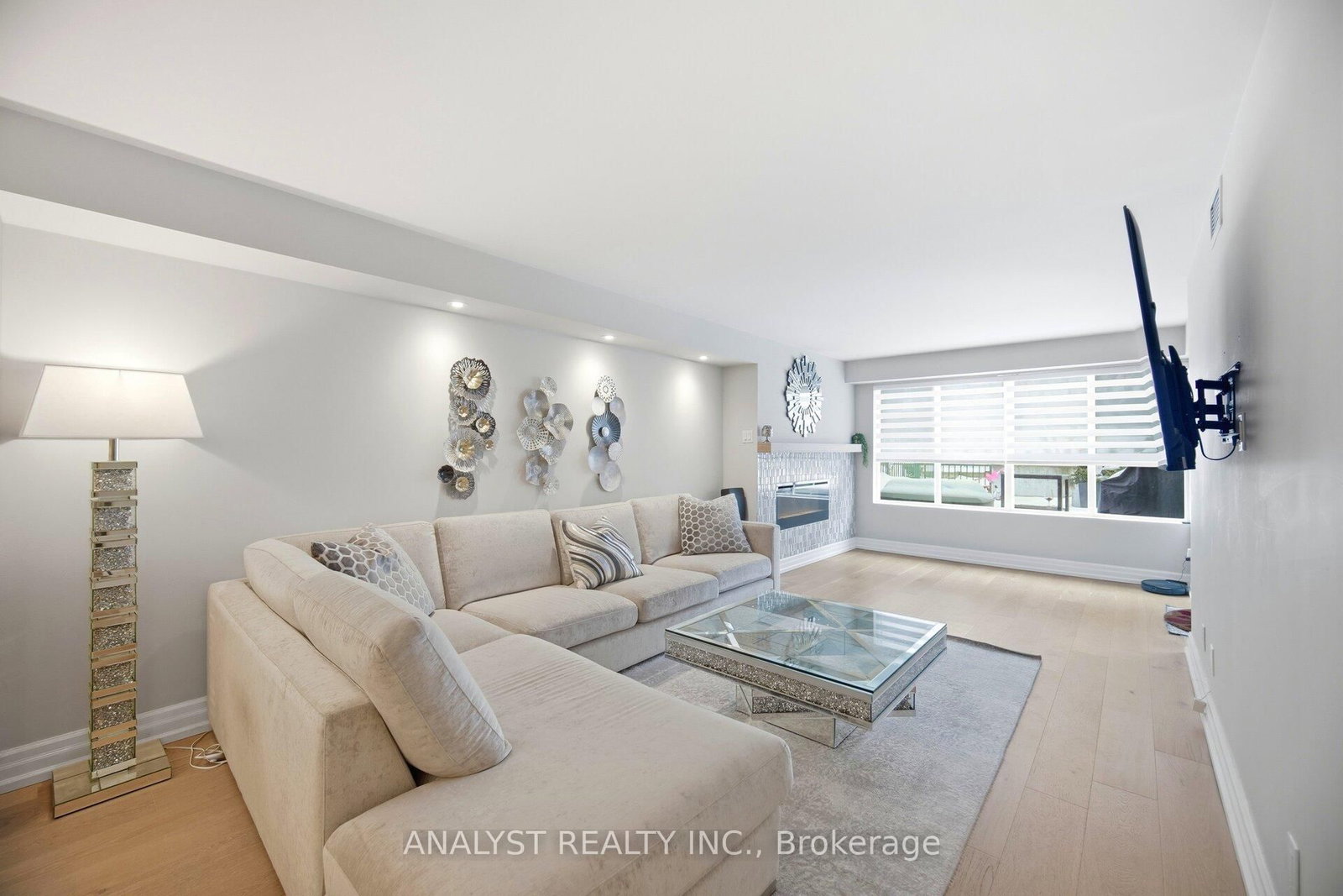 Condo sold at 216-121 Woodbridge Avenue, Vaughan, Ontario, L4L 2S6 - West Woodbridge - MLS: N12812878