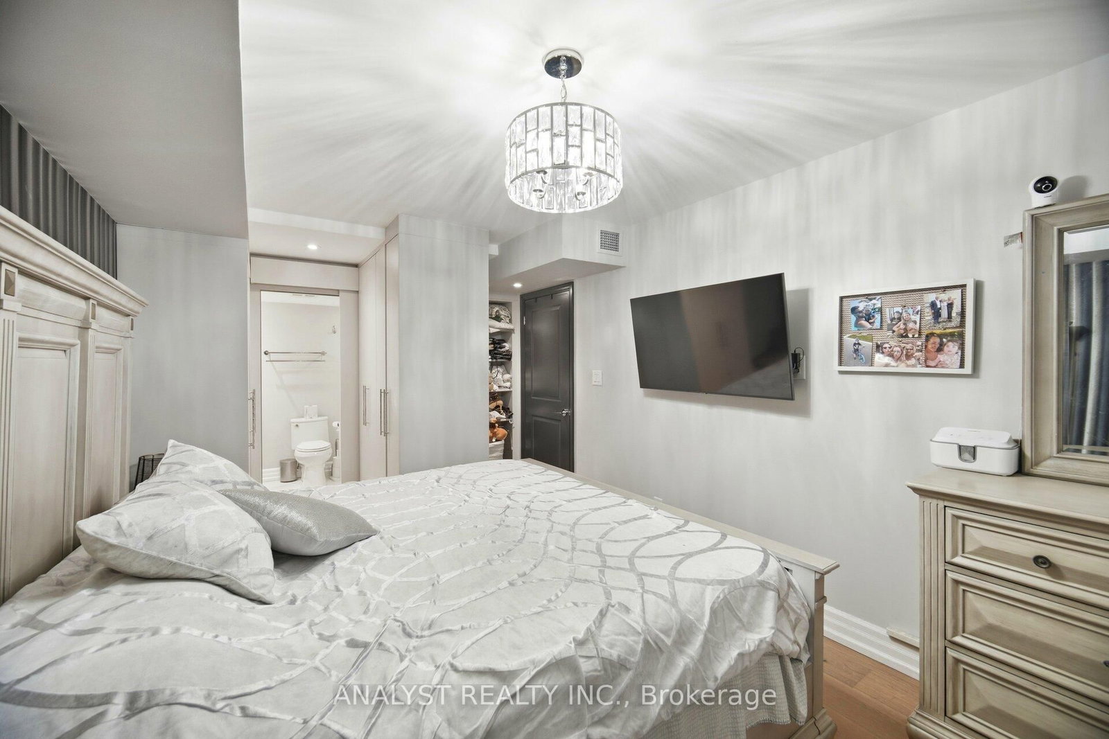 Condo sold at 216-121 Woodbridge Avenue, Vaughan, Ontario, L4L 2S6 - West Woodbridge - MLS: N12812878