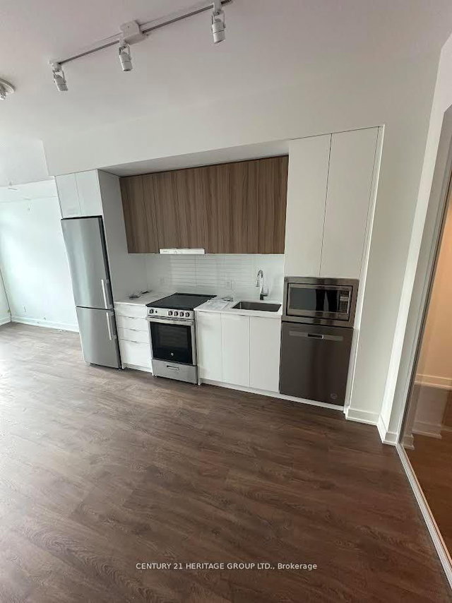 504 - 30 Upper Mall Way