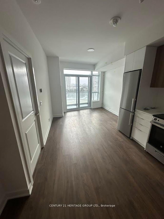 504 - 30 Upper Mall Way