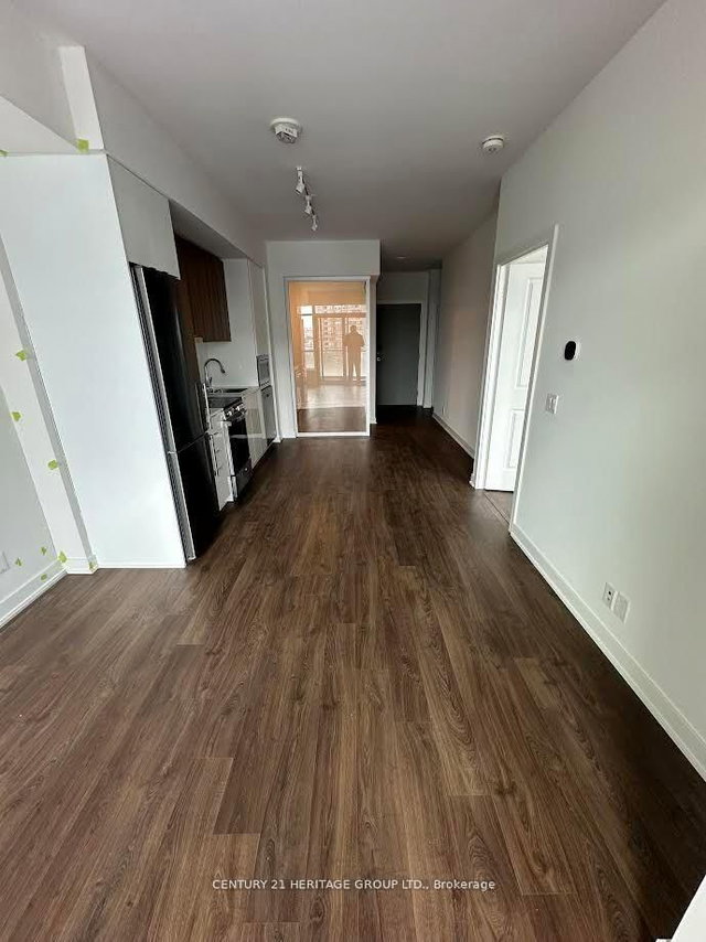 504 - 30 Upper Mall Way