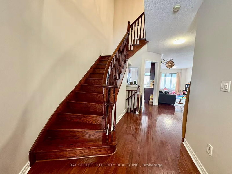 62 - 8 Townwood Dr, Richmond Hill, L4E 4Y3 | Image 2