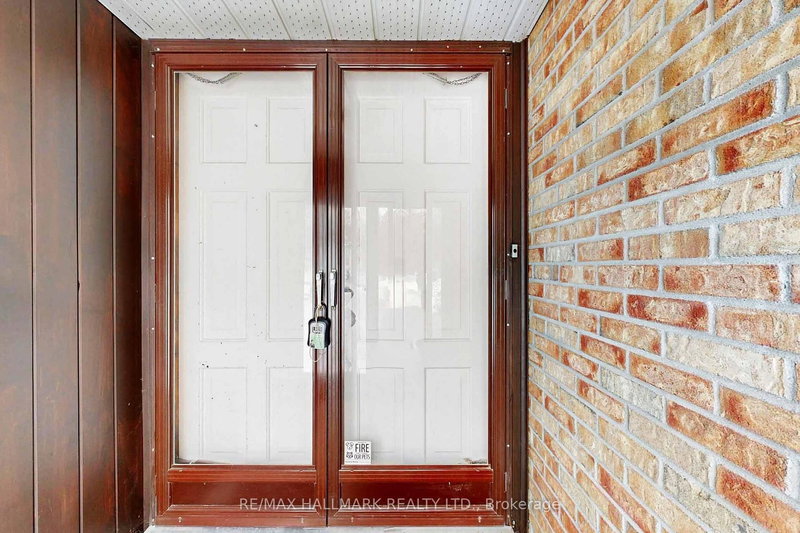 1022 Janette St, Newmarket, L3Y 3C5 | Image 2