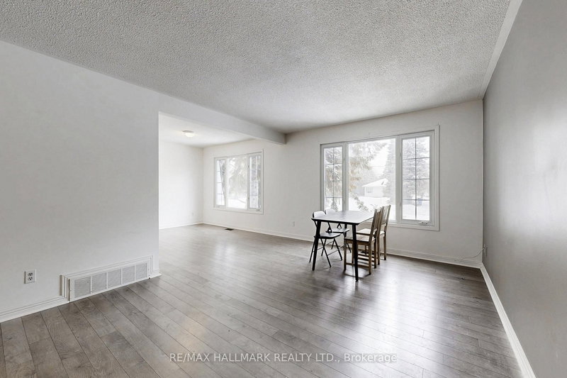 1022 Janette St, Newmarket, L3Y 3C5 | Image 3