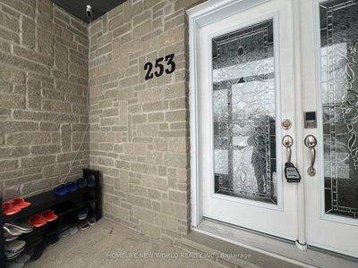 253 Lakeland Crescent, Richmond Hill, Ontario image-0-4