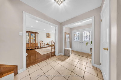 22 Stoddart Court, Bradford West Gwillimbury, Ontario image-0-3