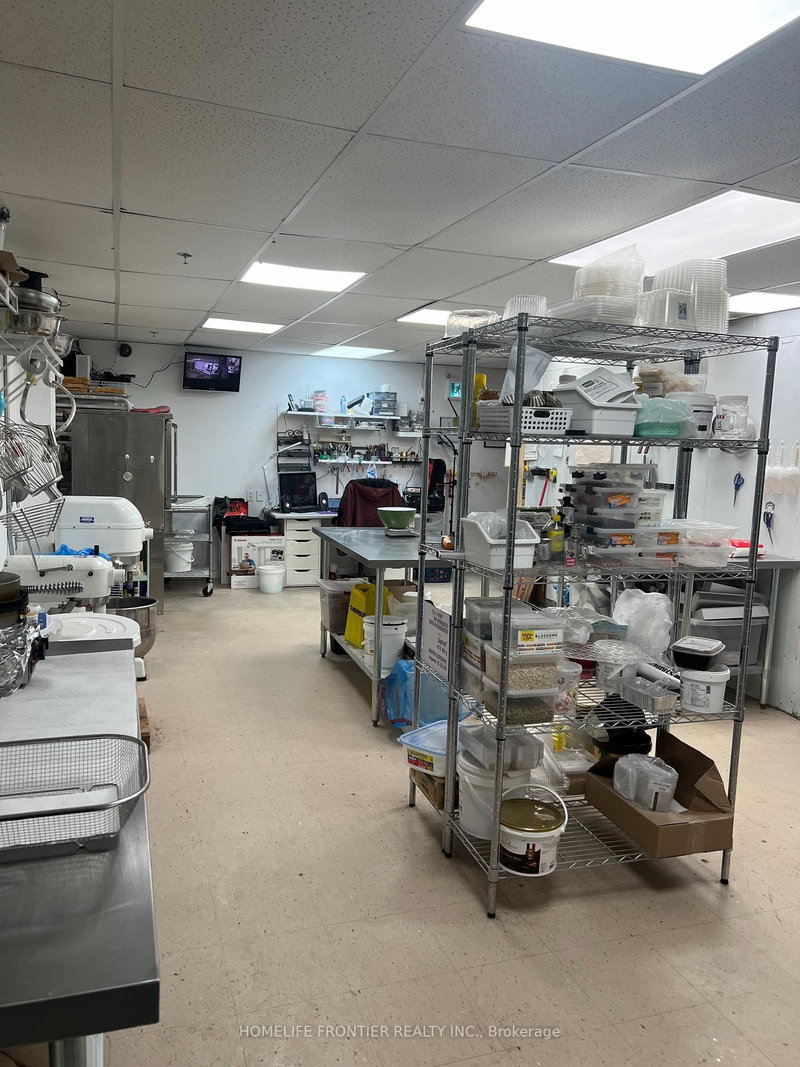 16 Wilstead Dr, Newmarket, L3Y 4T9 | Image 2