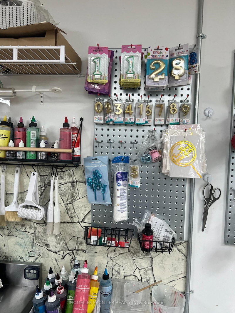 16 Wilstead Dr, Newmarket, L3Y 4T9 | Image 3