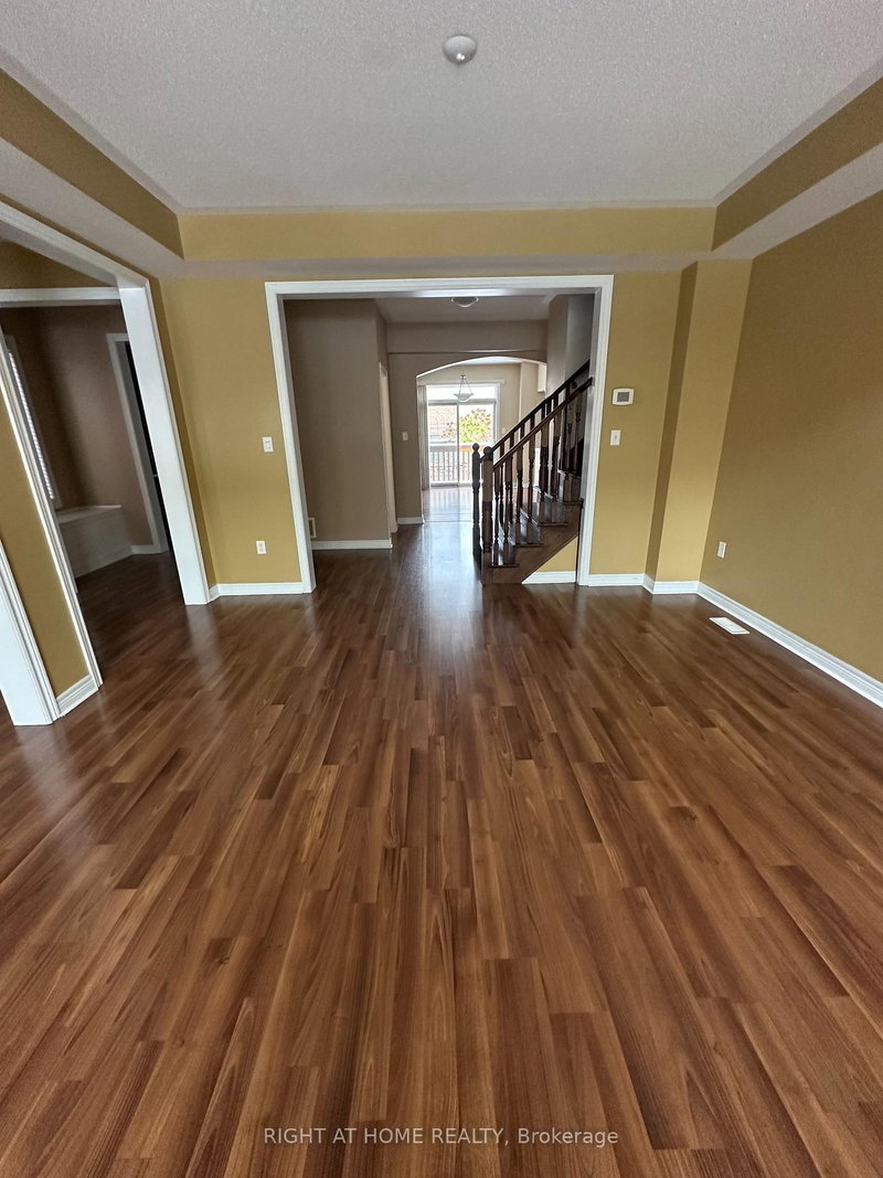 12 AMES Cres, Aurora, L4G 0C3 | Image 3