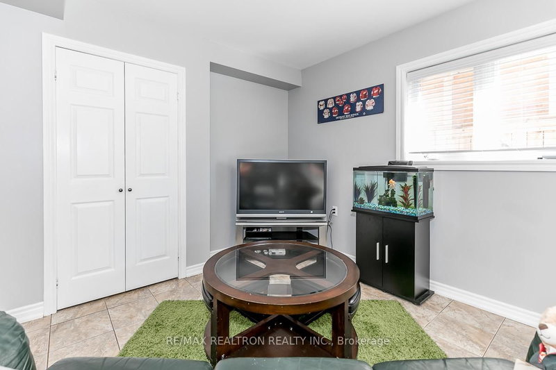 Bsmt - 75 Aishford Rd, Bradford West Gwillimbury, L3Z 3H9 | Image 3