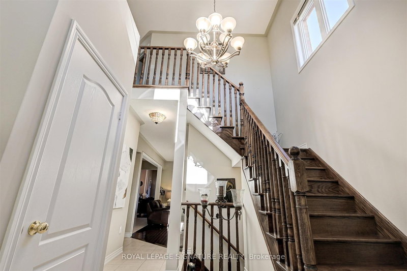 38 Orville Hand Crt, Bradford West Gwillimbury, L9S 1A9 | Image 3