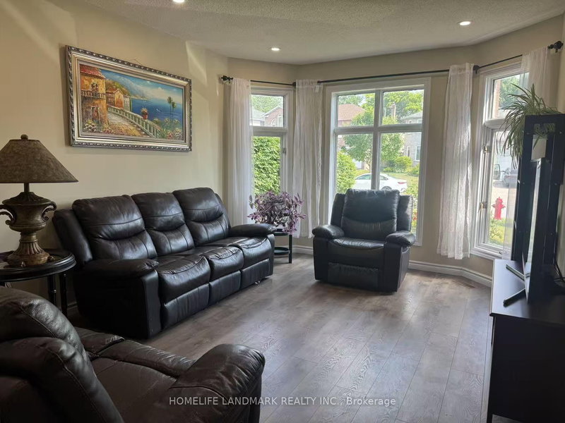 492 Traviss Dr, Newmarket, L3Y 7K5 | Image 2