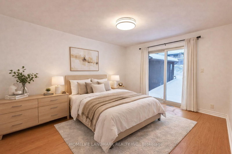 22 Knowles Cres, Aurora, L4G 1Z7 | Image 2
