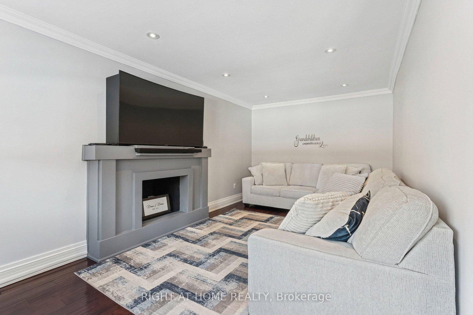 Detached House for sale at 10 Claudia Avenue, Vaughan, Ontario, L4L 6S1 - West Woodbridge - MLS: N12842528