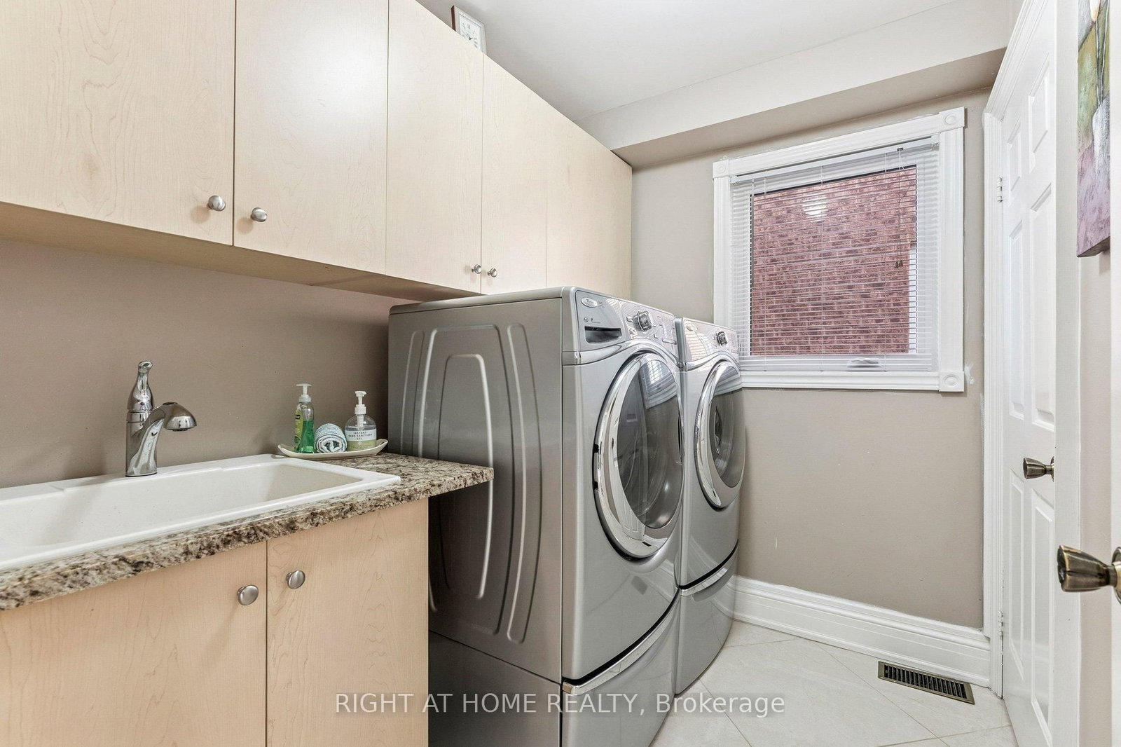 Detached House for sale at 10 Claudia Avenue, Vaughan, Ontario, L4L 6S1 - West Woodbridge - MLS: N12842528