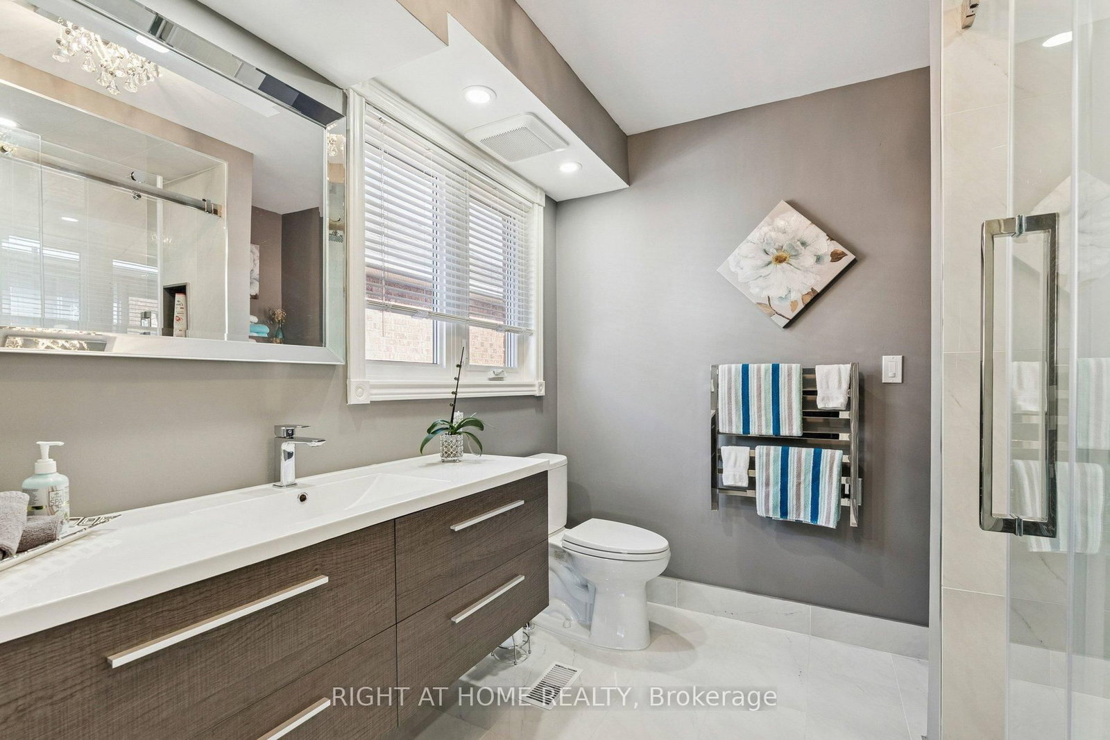 Detached House for sale at 10 Claudia Avenue, Vaughan, Ontario, L4L 6S1 - West Woodbridge - MLS: N12842528