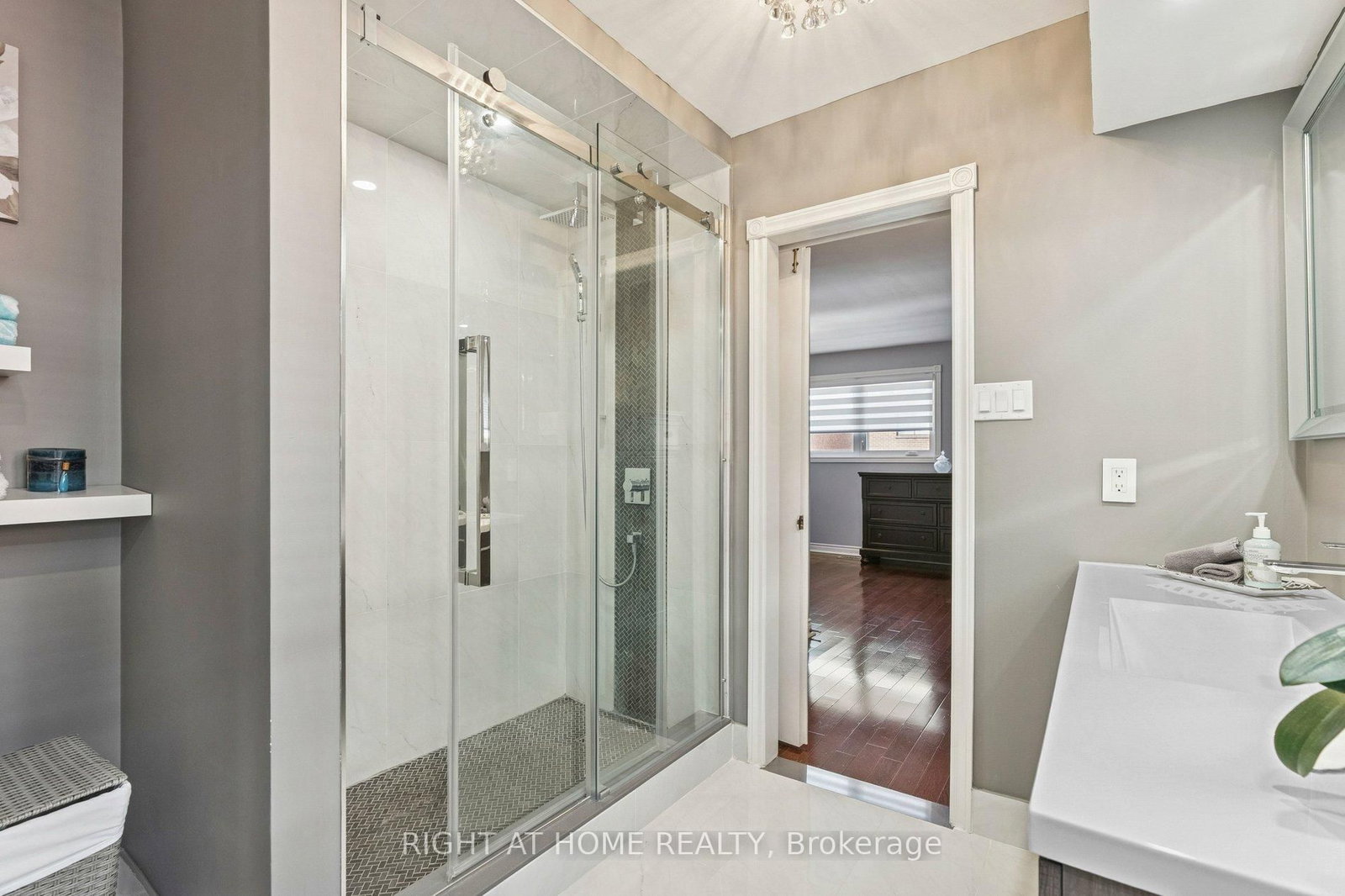 Detached House for sale at 10 Claudia Avenue, Vaughan, Ontario, L4L 6S1 - West Woodbridge - MLS: N12842528