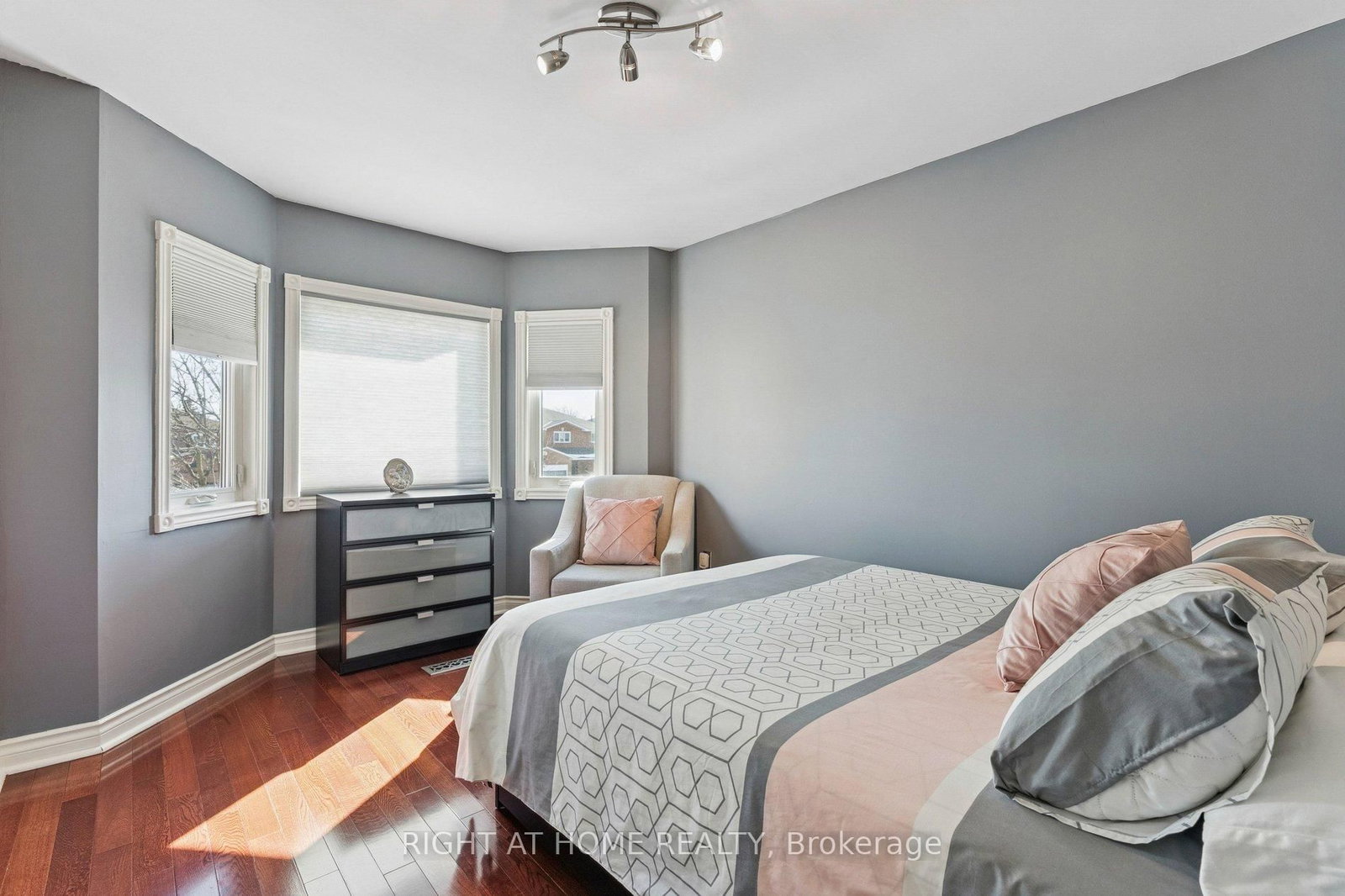 Detached House for sale at 10 Claudia Avenue, Vaughan, Ontario, L4L 6S1 - West Woodbridge - MLS: N12842528