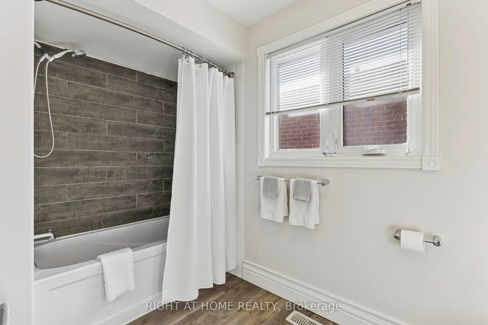 Detached House for sale at 10 Claudia Avenue, Vaughan, Ontario, L4L 6S1 - West Woodbridge - MLS: N12842528