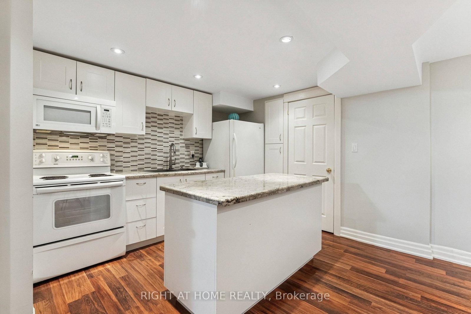 Detached House for sale at 10 Claudia Avenue, Vaughan, Ontario, L4L 6S1 - West Woodbridge - MLS: N12842528