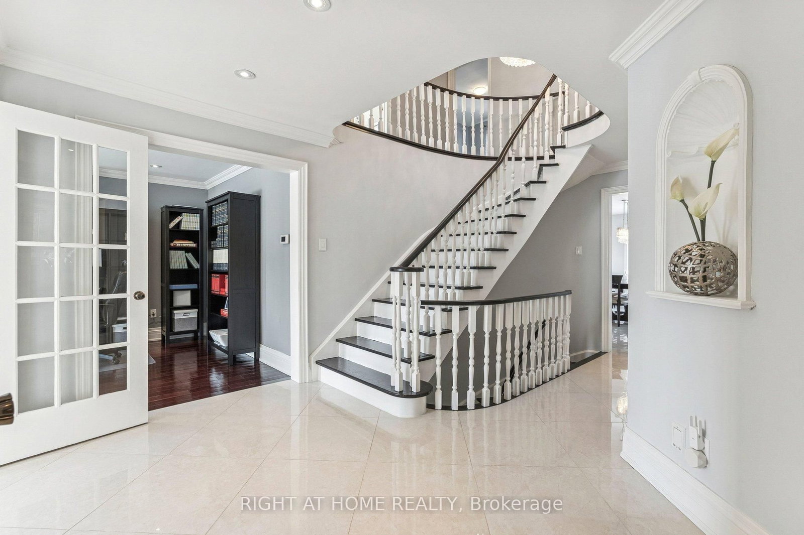 Detached House for sale at 10 Claudia Avenue, Vaughan, Ontario, L4L 6S1 - West Woodbridge - MLS: N12842528