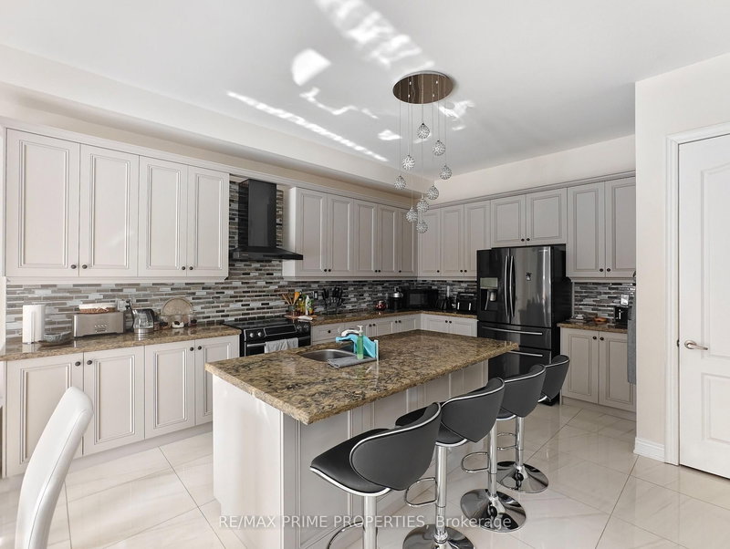 853 Harry Douglas St, Newmarket, L3X 0K3 | Image 2