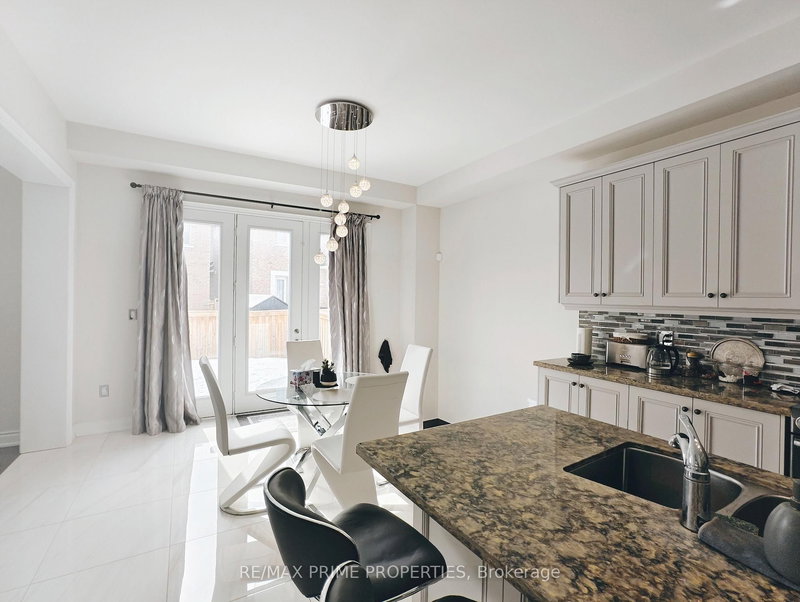 853 Harry Douglas St, Newmarket, L3X 0K3 | Image 3