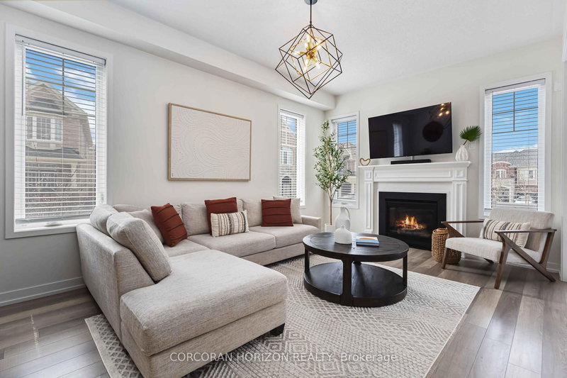 81 Dundonald Tr, Newmarket, L3Y 0E1 | Image 2