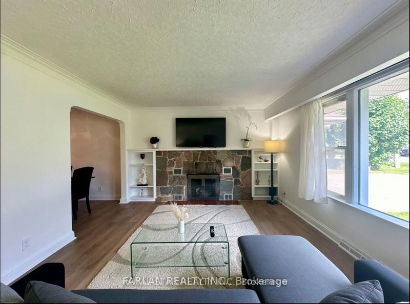 38 Lake Ave, Richmond Hill, L4E 3G3 | Image 3