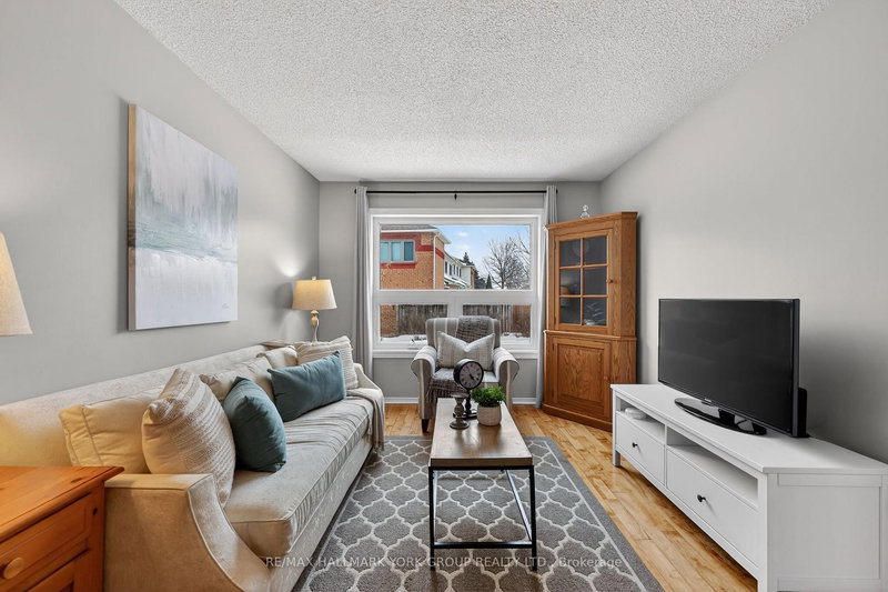 890 Caribou Valley Circ, Newmarket, L3X 1X1 | Image 3