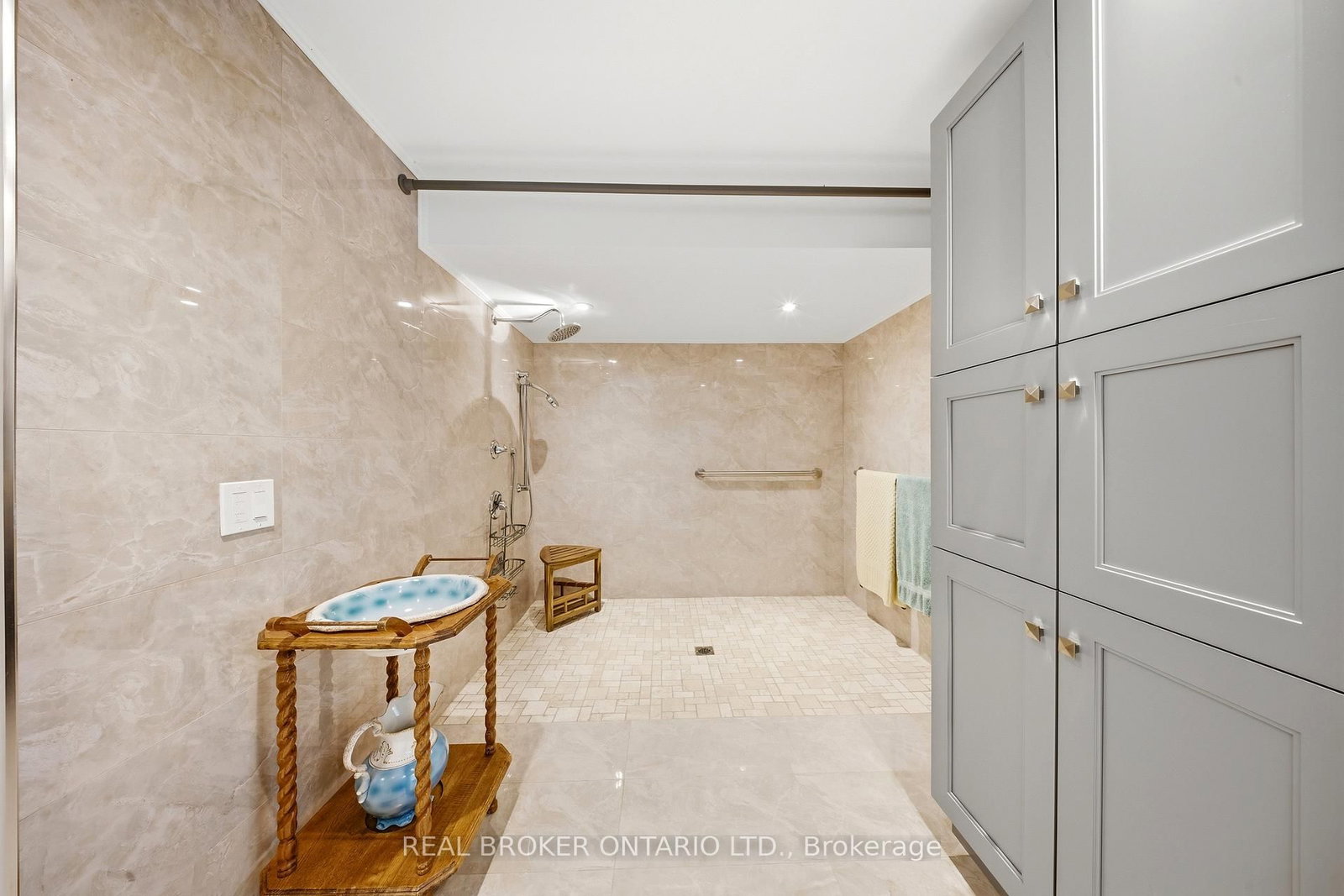 Detached House for sale at 171 Gold Park Gate, Essa, Ontario, L3W 0B4 - Angus - MLS: N12846862