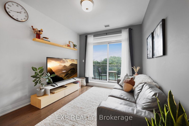 602A - 15277 Yonge St, Aurora, L4G 1N6 | Image 3