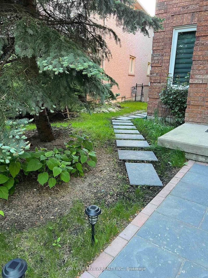 Lower - 136 Pinnacle Tr, Aurora, L4G 7G7 | Image 2