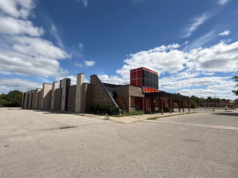 17215 Yonge St, Newmarket, L3Y 5L8 | Image 3