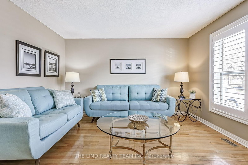 272 Jeff Smith Crt, Newmarket, L3Y 8C5 | Image 3