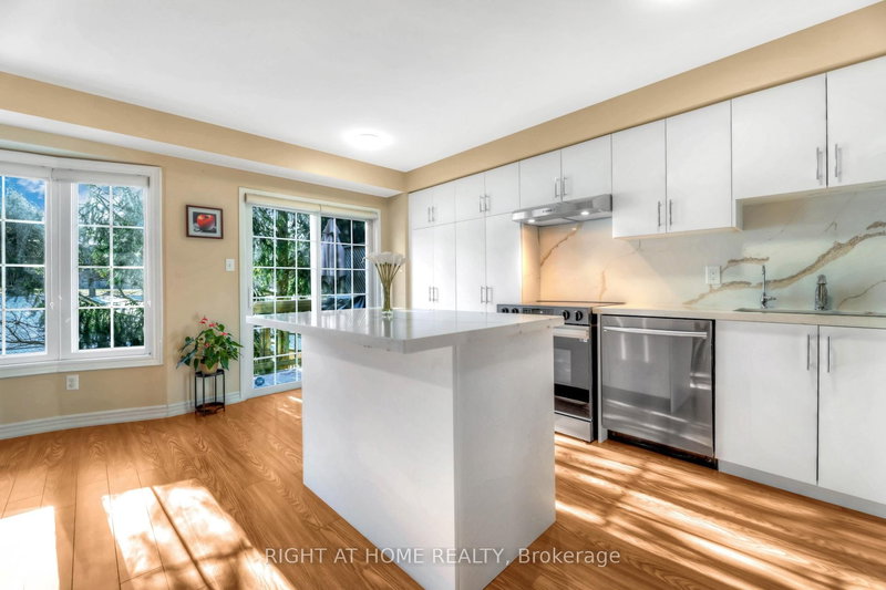 40 - 130 Mosaics Ave, Aurora, L4G 7L5 | Image 2