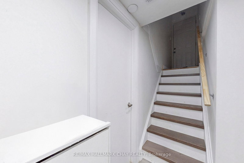 Lower - 1 Davidson Rd, Aurora, L4G 2A9 | Image 3