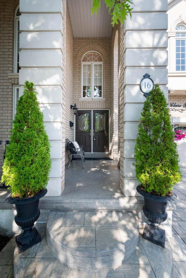 16 Saint Clare Boulevard