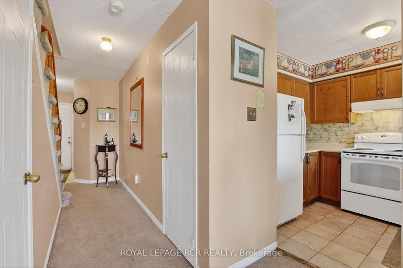 10 - 369 Riddell Crt, Newmarket, L3Y 8M8 | Image 3