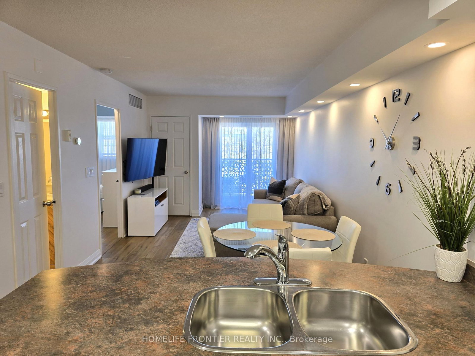 Condo for sale at 201-35 Hunt Avenue, Richmond Hill, Ontario, L4C 4H1 - Mill Pond - MLS: N12857898