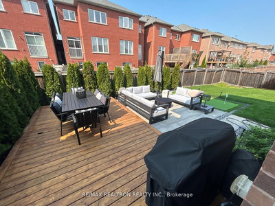 18 London Pride Drive, Richmond Hill, Ontario image-0-2