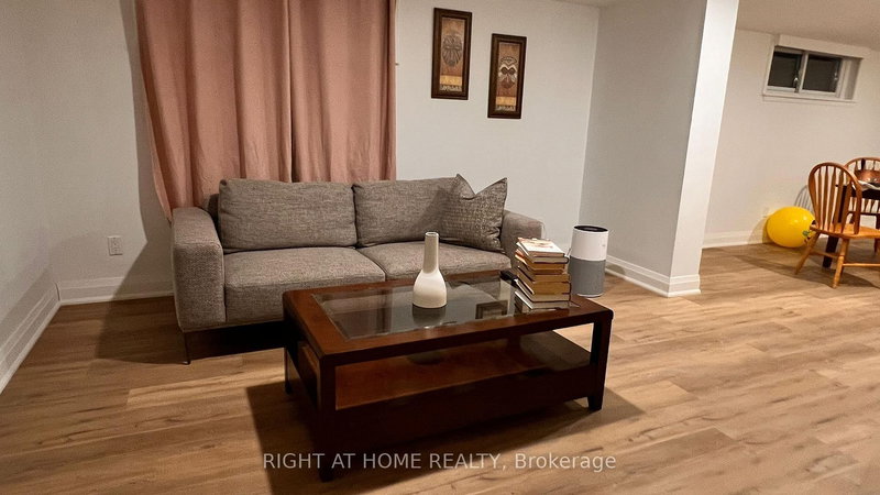 107 Cherrywood Dr, Newmarket, L3Y 2X6 | Image 2