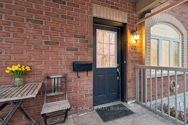 23 - 125 Hall St, Richmond Hill, L4C 4N9 | Image 2