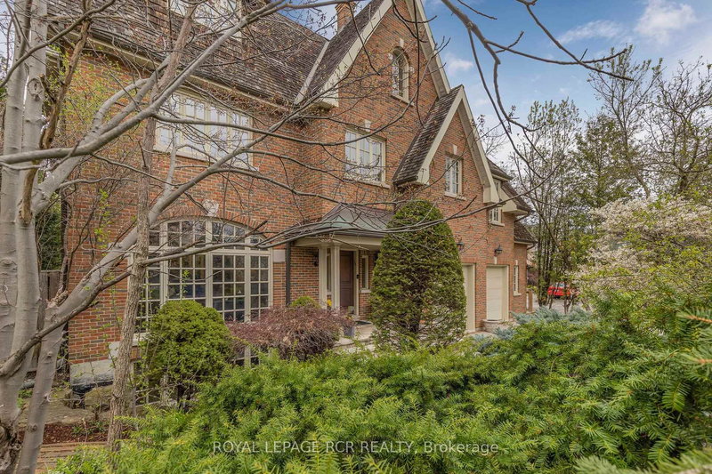 34 Garden Ave, Richmond Hill, L4C 6L9 | Image 2